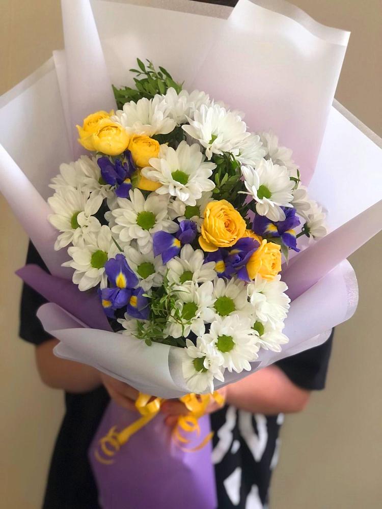 Букет цветов из: Ирисы, Хризантемы и Розы в Быково Подольского района