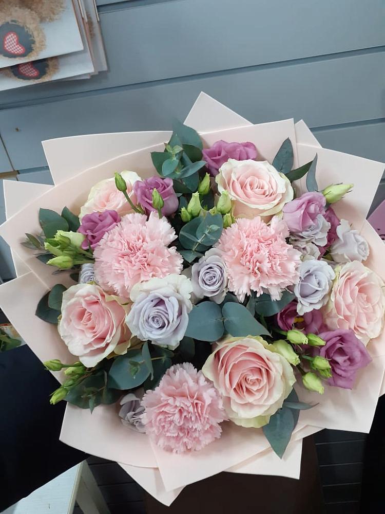 Букет цветов из: Розы, Гвоздики и Лизиантусы в Быково Подольского района