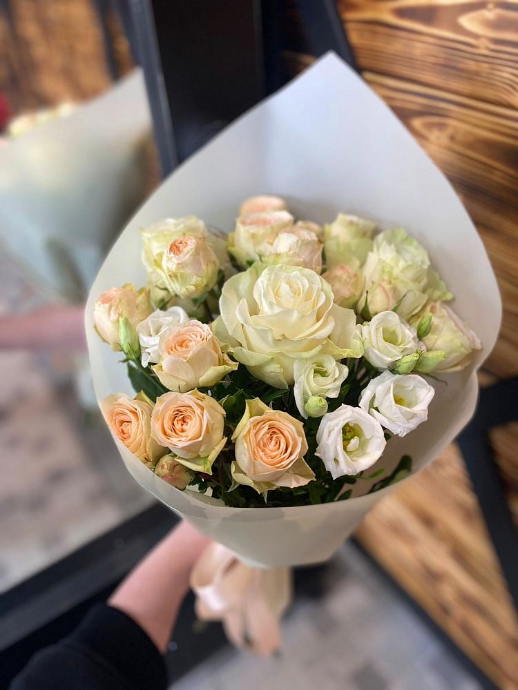 Букет цветов из: Розы и Лизиантусы в Быково Подольского района